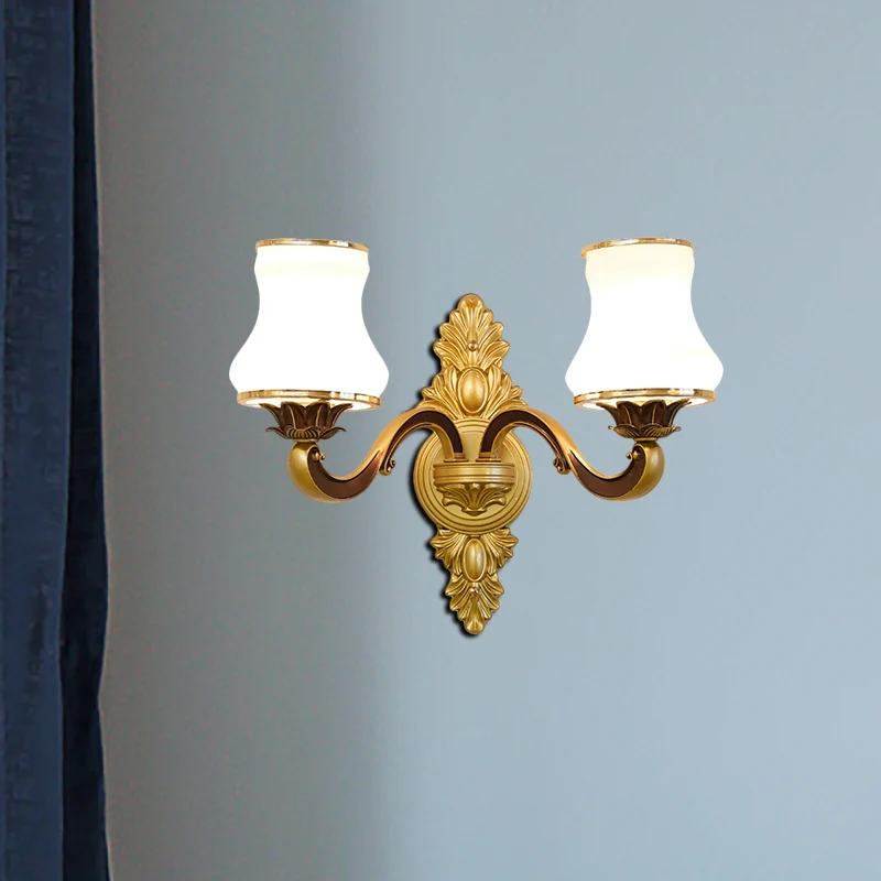 Bell Woonkamerwandlamp Traditioneel Stijlvol Melkglas en Metaal 1/2-Head Gouden Afwerking Wandkandelaar Clearhalo
