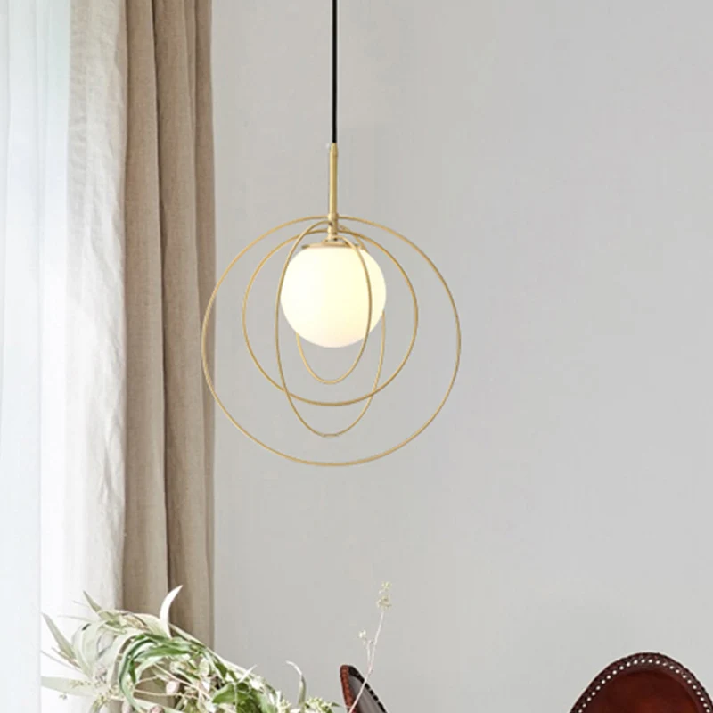 Beweegbare draadkooi slingerlamp eenvoudig nieuwigheid metaal 1 lamp gouden hangende hanger met bol opaal glazen kap Clear...