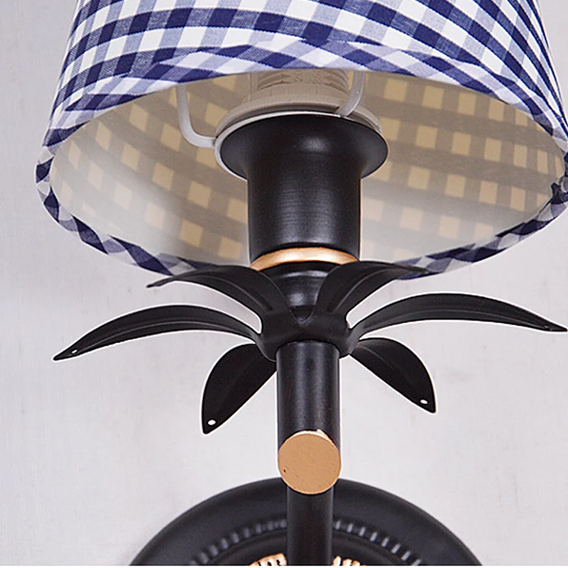 Blauwe wandmontagelamp met enkele kop, traditionele metalen conische schanslamp met roostervormige stoffen kap Clearhalo