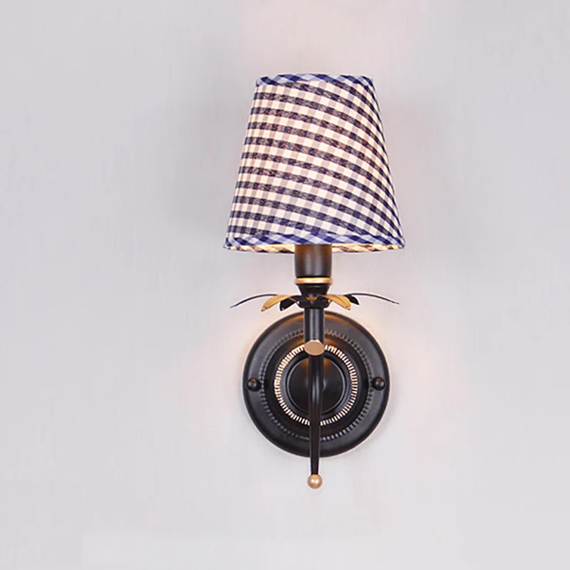 Blauwe wandmontagelamp met enkele kop, traditionele metalen conische schanslamp met roostervormige stoffen kap Clearhalo