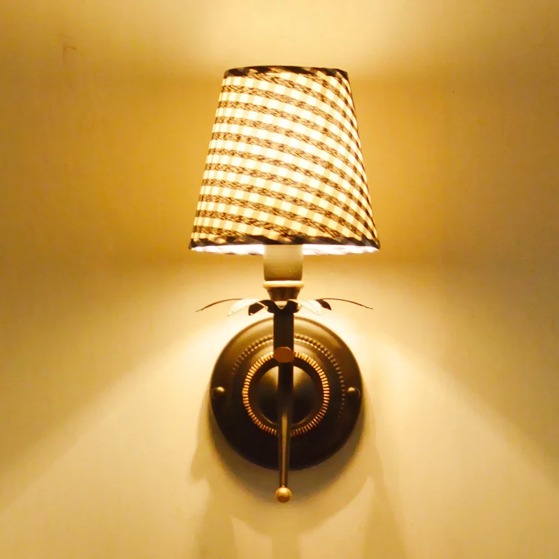 Blauwe wandmontagelamp met enkele kop, traditionele metalen conische schanslamp met roostervormige stoffen kap Clearhalo
