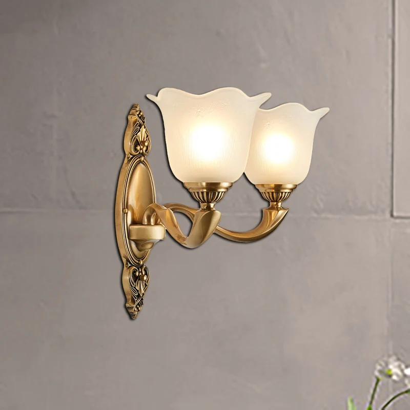 Bloem opaal glazen wandverlichting vintage stijl 1/2-licht slaapkamer wandgemonteerde lamp met gouden metalen arm Clearhalo