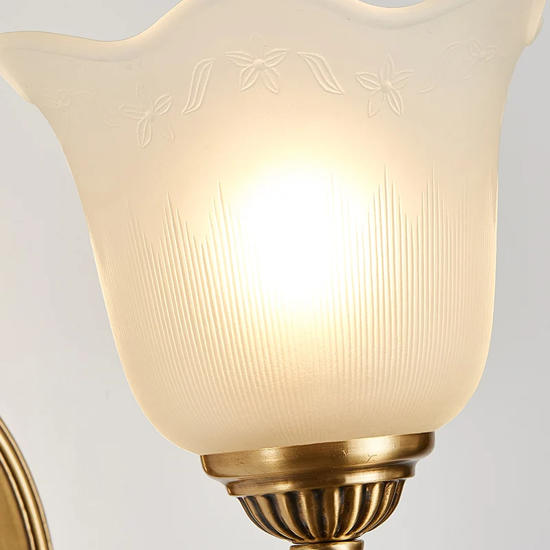 Bloem opaal glazen wandverlichting vintage stijl 1/2-licht slaapkamer wandgemonteerde lamp met gouden metalen arm Clearhalo