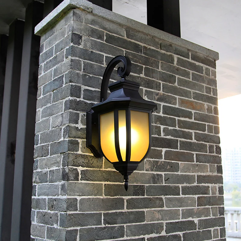 Bruine glazen zwarte wandlamp met urnkap 1-lichts traditionele stijl wandmontage lichtarmatuur Clearhalo