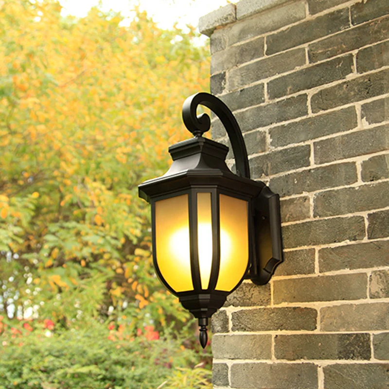 Bruine glazen zwarte wandlamp met urnkap 1-lichts traditionele stijl wandmontage lichtarmatuur Clearhalo