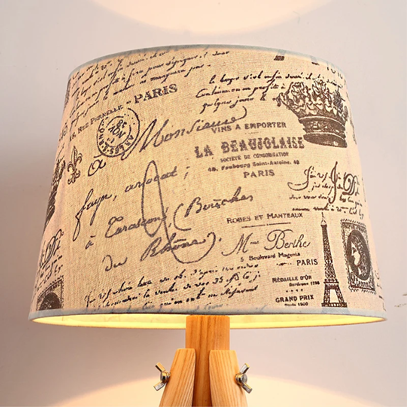 Bureaulamp met één lamp en taps toelopende schaduw met statief Moderne houten leeslamp beige voor hotel Clearhalo