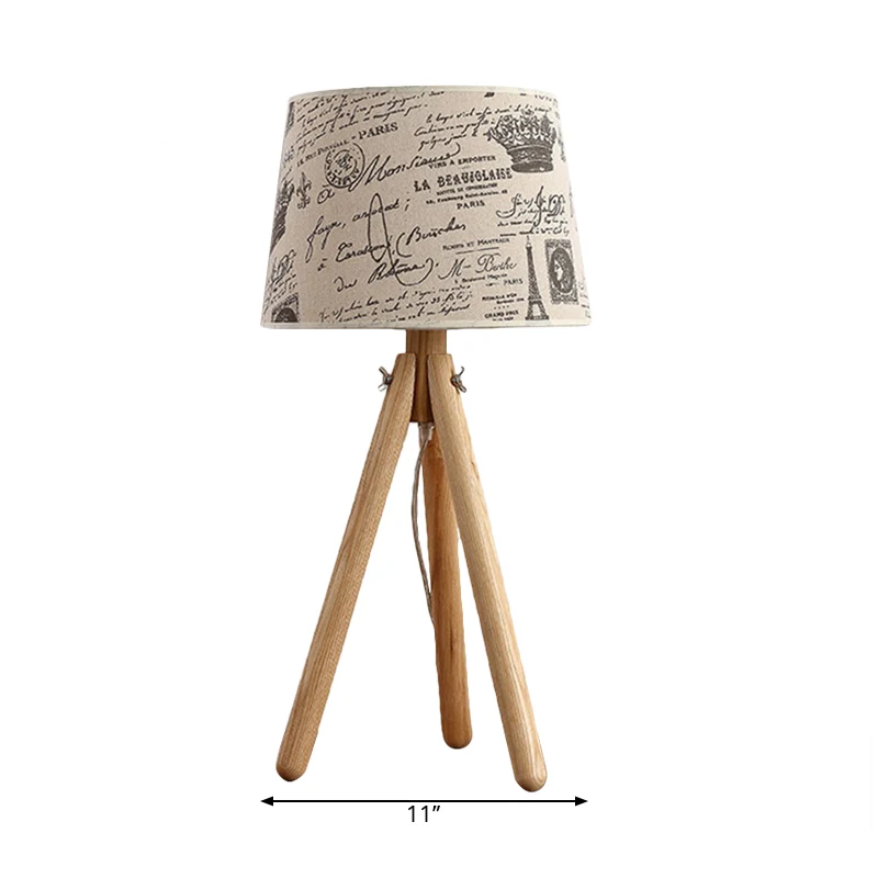 Bureaulamp met één lamp en taps toelopende schaduw met statief Moderne houten leeslamp beige voor hotel Clearhalo