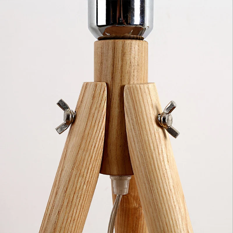 Bureaulamp met één lamp en taps toelopende schaduw met statief Moderne houten leeslamp beige voor hotel Clearhalo