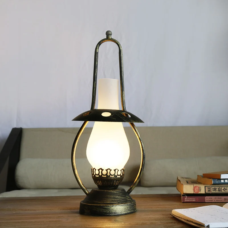 Bureaulamp met messing afwerking, industriële witte glazen lantaarn, metalen tafellamp met metalen voet Clearhalo