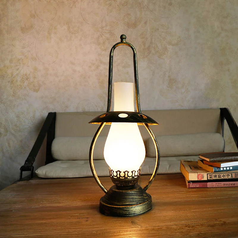Bureaulamp met messing afwerking, industriële witte glazen lantaarn, metalen tafellamp met metalen voet Clearhalo