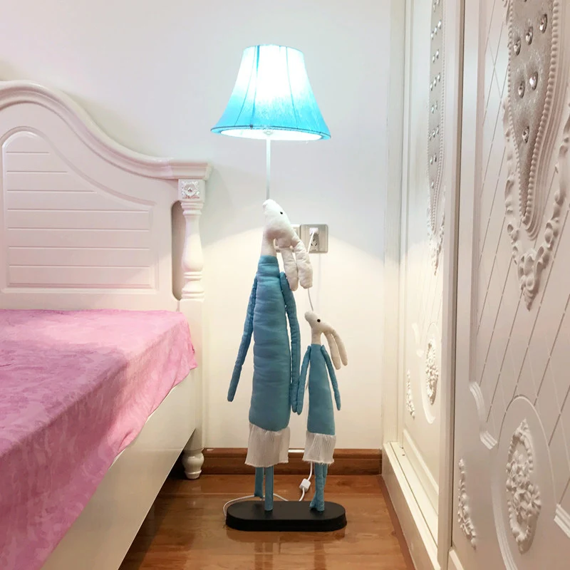 Cartoon 1-lichts vloerverlichting blauw/roze rood konijn Mon en Kid staande lamp met uitlopende lampenkap Clearhalo
