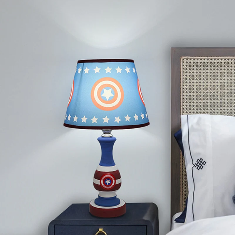 Cartoon kegel nachtkastje lamp stof 1-lamp nachtlampje voor jongensslaapkamer met ster/autopatroon blauw/geel Clearhalo