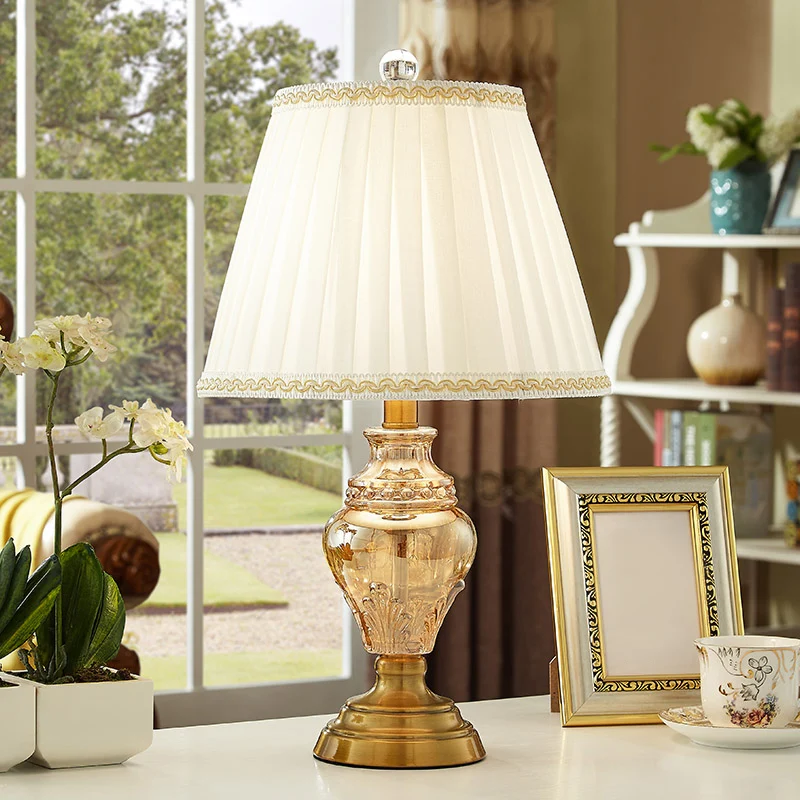 Conische bureaulamp modernistisch stof 1 lamp beige nachttafellamp met urn kristallen voet Clearhalo
