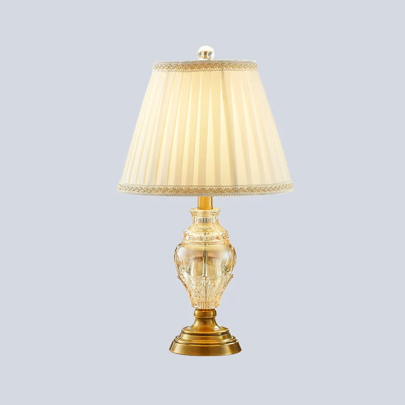 Conische bureaulamp modernistisch stof 1 lamp beige nachttafellamp met urn kristallen voet Clearhalo