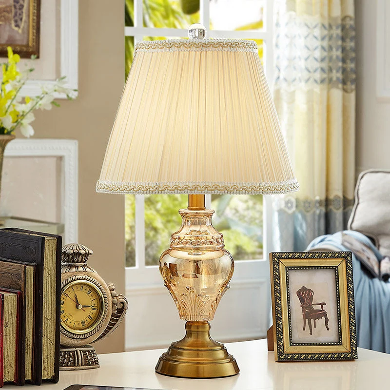 Conische bureaulamp modernistisch stof 1 lamp beige nachttafellamp met urn kristallen voet Clearhalo