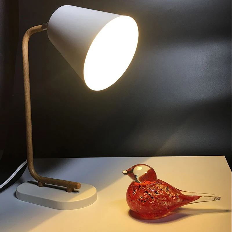Conische metalen leeslamp Modern 1 lamp witte plug- tafellamp met houten slanke arm Clearhalo