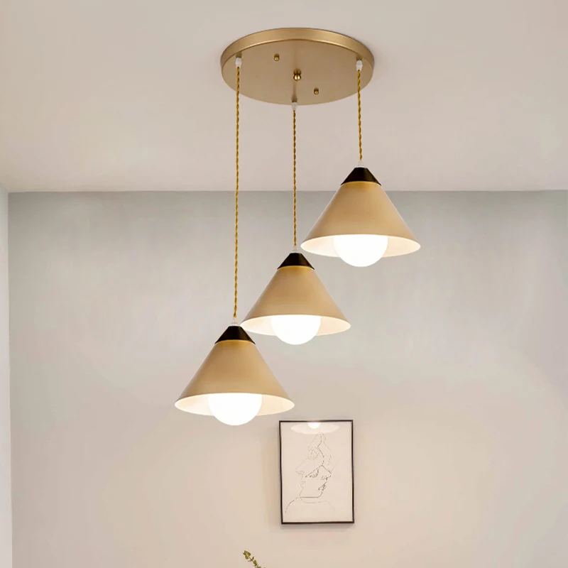 Conische metalen meervoudige hanglamp postmoderne 3-kops zwart-gouden hanglamp met ronde/lineaire luifel Clearhalo
