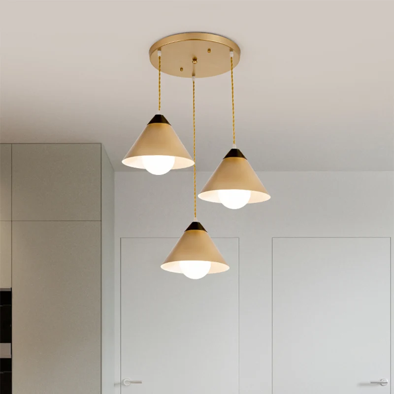 Conische metalen meervoudige hanglamp postmoderne 3-kops zwart-gouden hanglamp met ronde/lineaire luifel Clearhalo