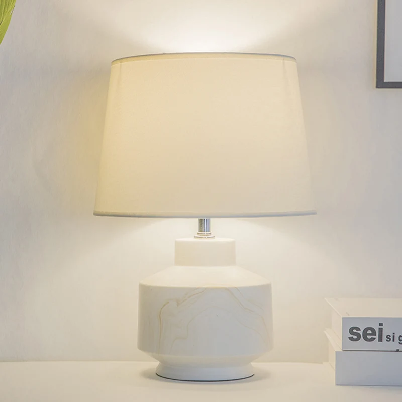 Conische stoffen nachtverlichting Eenvoud 1 kops tafellamp met witte afwerking en keramische voet Clearhalo