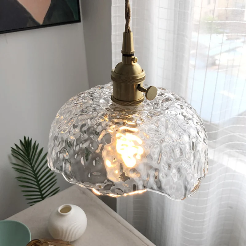 Doorschijnende gehamerde glazen bolvormige hanglamp, moderniteit, hangend verlichtingsarmatuur van messing met één lamp Cl...