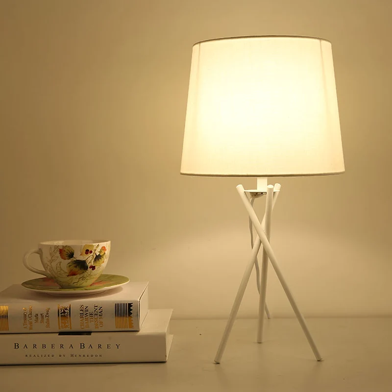 Drum Fabric Nachtverlichting Minimalistische nieuwigheid 1-lichts zwart/witte tafellamp met gekruiste benen Clearhalo