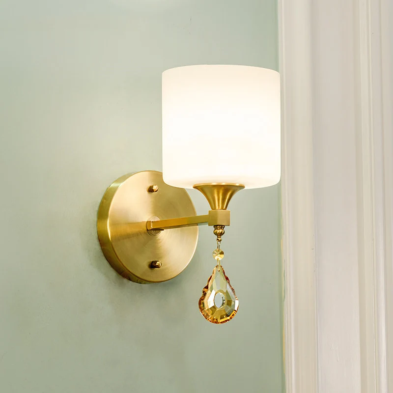 Drum Schaduw Gang Wandkandelaar Moderne stijl Melkglas 1/2-lamp Messing Afwerking Wandlamp met amberkleurige kristallen dr...