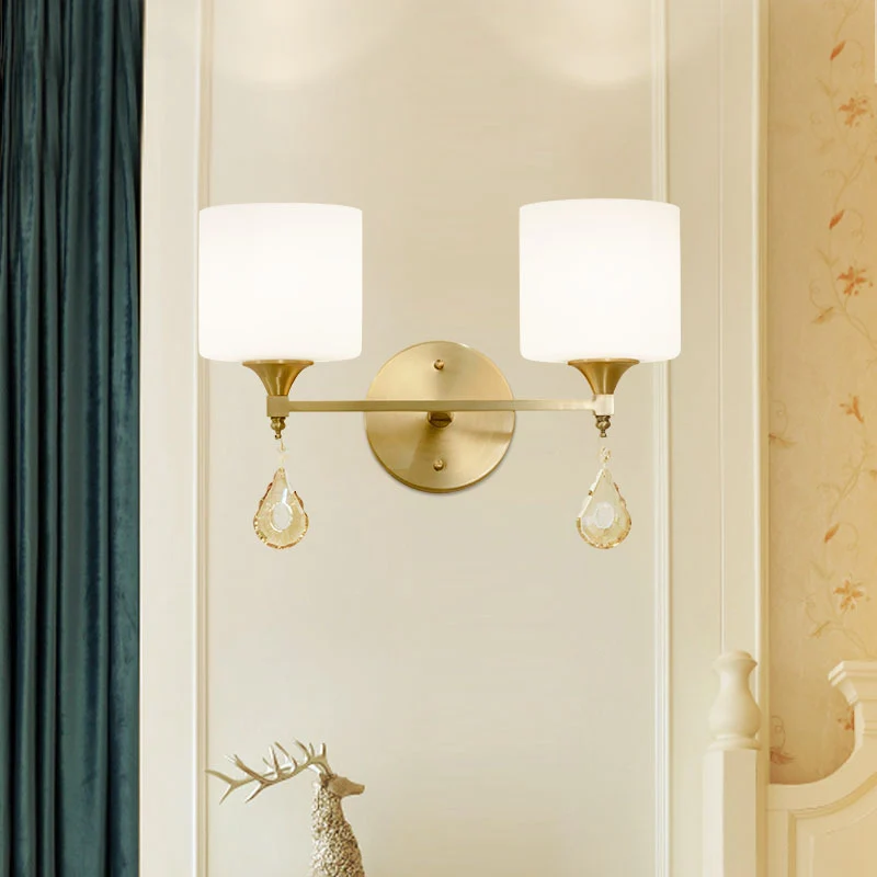 Drum Schaduw Gang Wandkandelaar Moderne stijl Melkglas 1/2-lamp Messing Afwerking Wandlamp met amberkleurige kristallen dr...