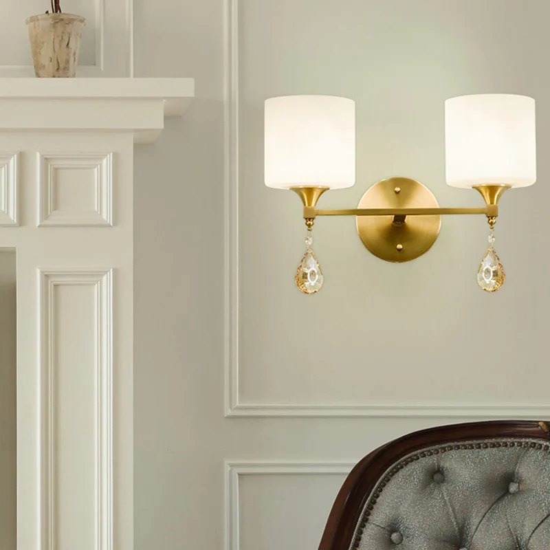 Drum Schaduw Gang Wandkandelaar Moderne stijl Melkglas 1/2-lamp Messing Afwerking Wandlamp met amberkleurige kristallen dr...