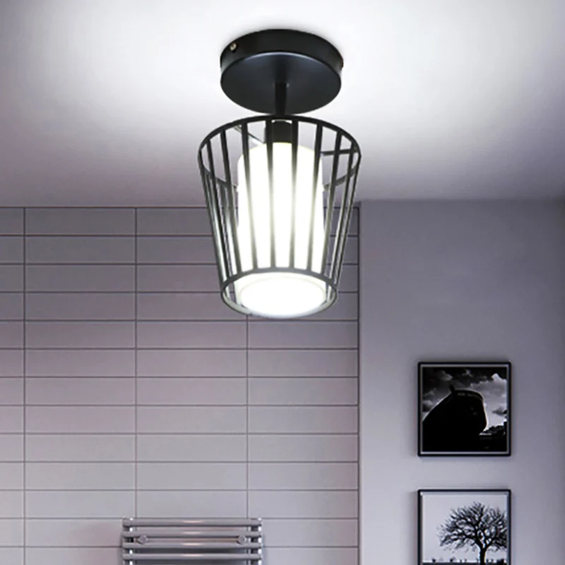 Een lichte cilinder/barrel semi-inbouw licht industrieel zwart metalen verlichtingsarmatuur voor gang met stoffen kap Clea...