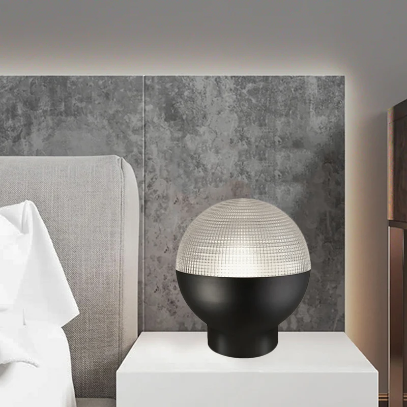 Eenvoudige globale prismatische glazen nachtlamp met 1 kop en tafelverlichting zwart/goud voor de woonkamer Clearhalo