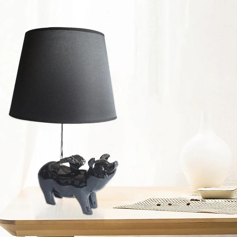 Eigentijdse Piggy Studielamp 1-lichts bureaulamp van hars met trapeziumvormige kap voor naast het bed Clearhalo