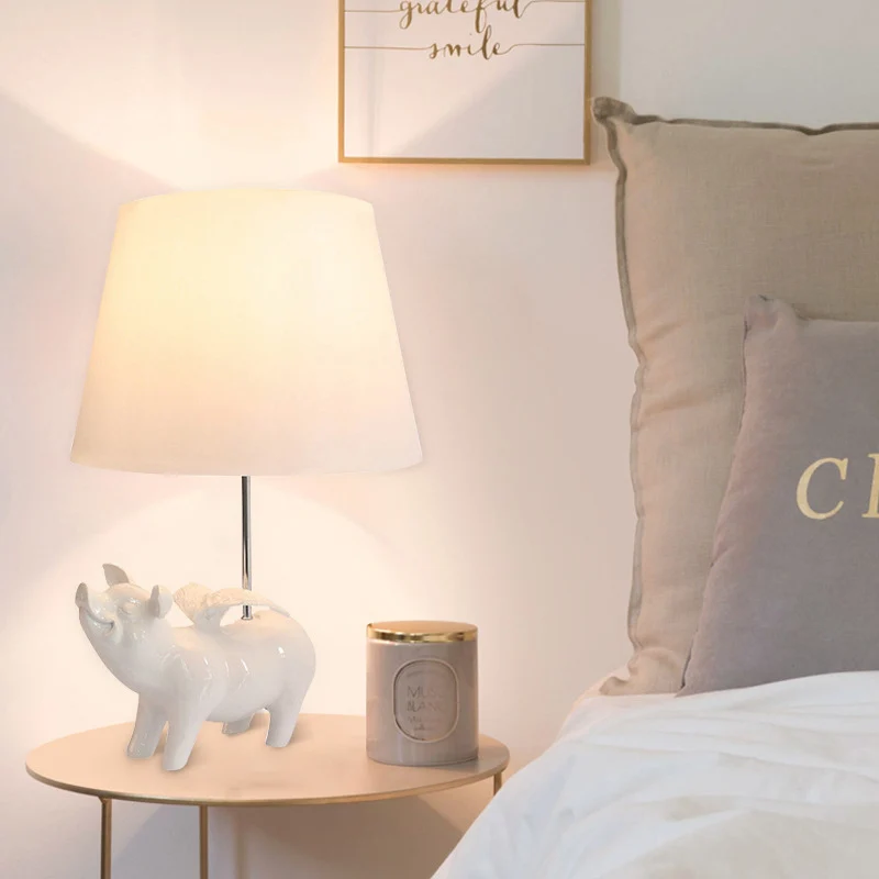 Eigentijdse Piggy Studielamp 1-lichts bureaulamp van hars met trapeziumvormige kap voor naast het bed Clearhalo