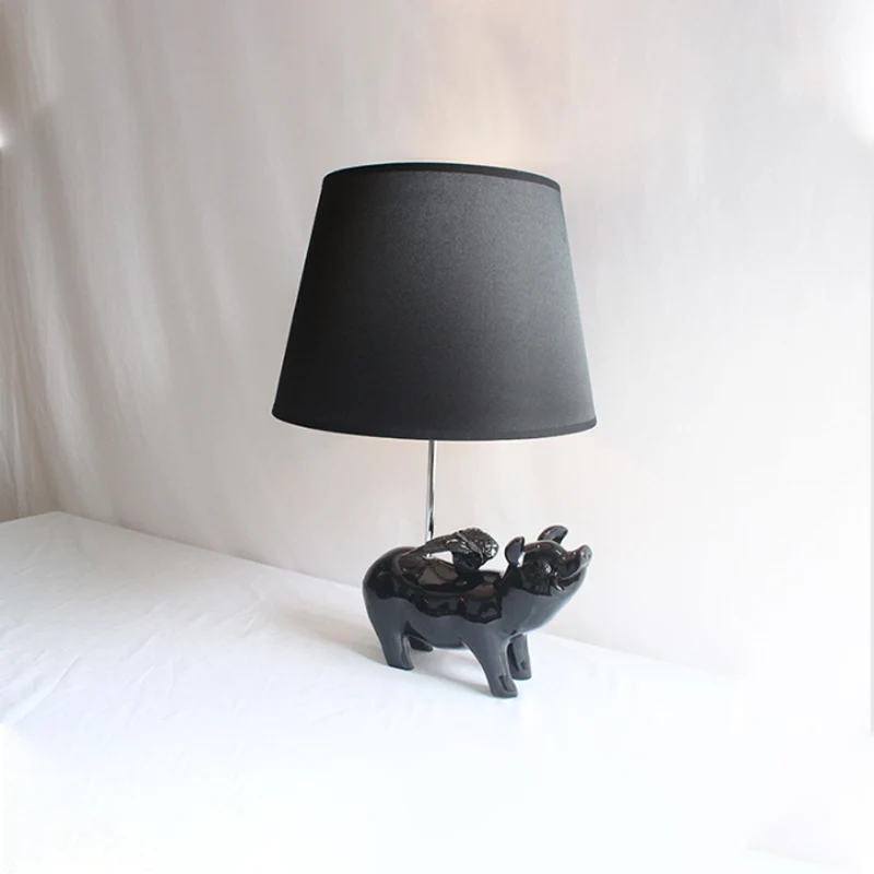 Eigentijdse Piggy Studielamp 1-lichts bureaulamp van hars met trapeziumvormige kap voor naast het bed Clearhalo