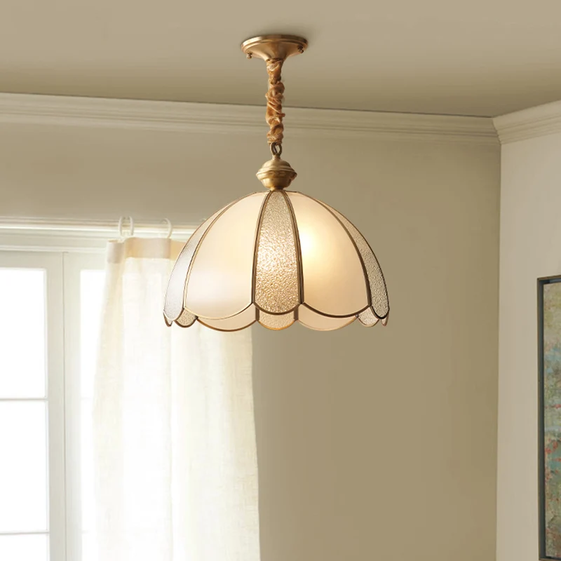 Elegante koepelvormige hanglamp met bloemscherm, gehamerd matglas, 1 licht messing hanglamp voor woonkamer Clearhalo