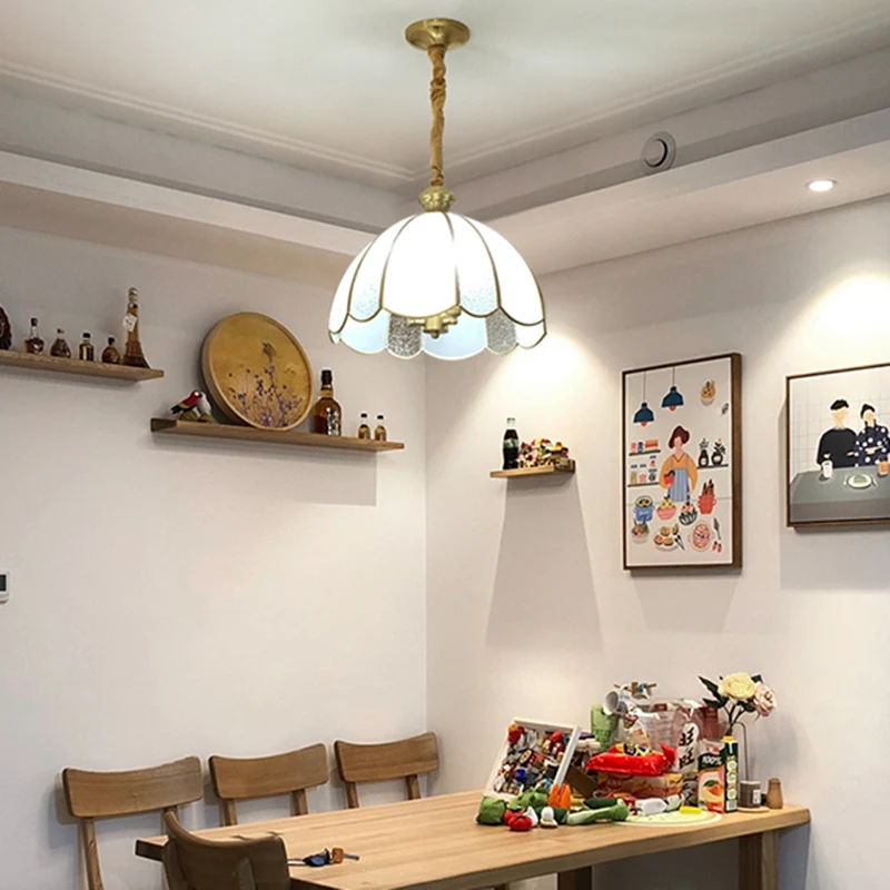 Elegante koepelvormige hanglamp met bloemscherm, gehamerd matglas, 1 licht messing hanglamp voor woonkamer Clearhalo