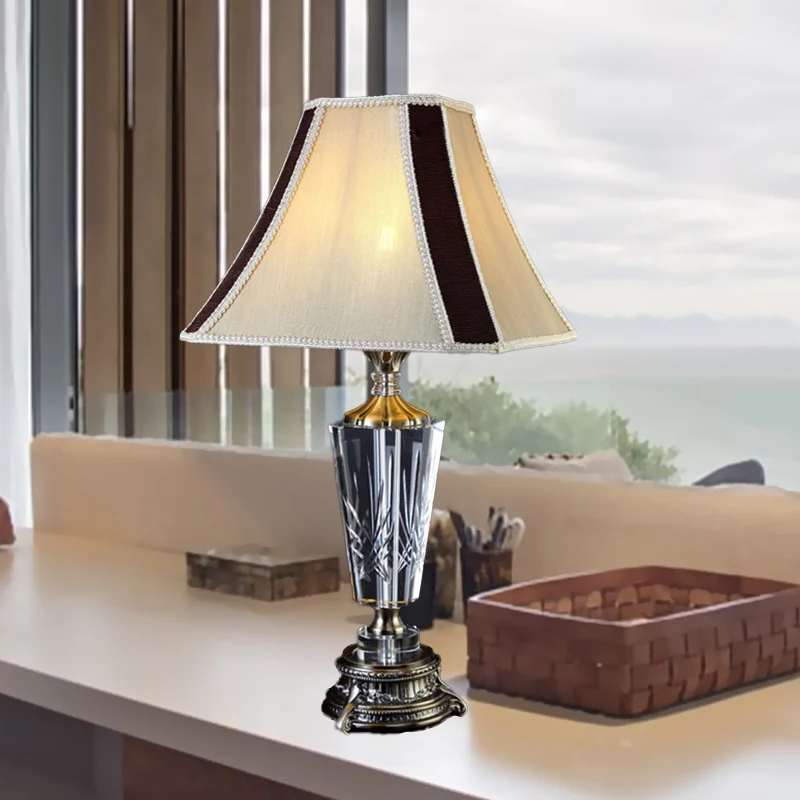 Fabric Bell tafellamp moderne beige bureaulamp met 1 kop en gebeeldhouwde bronzen metalen voet Clearhalo