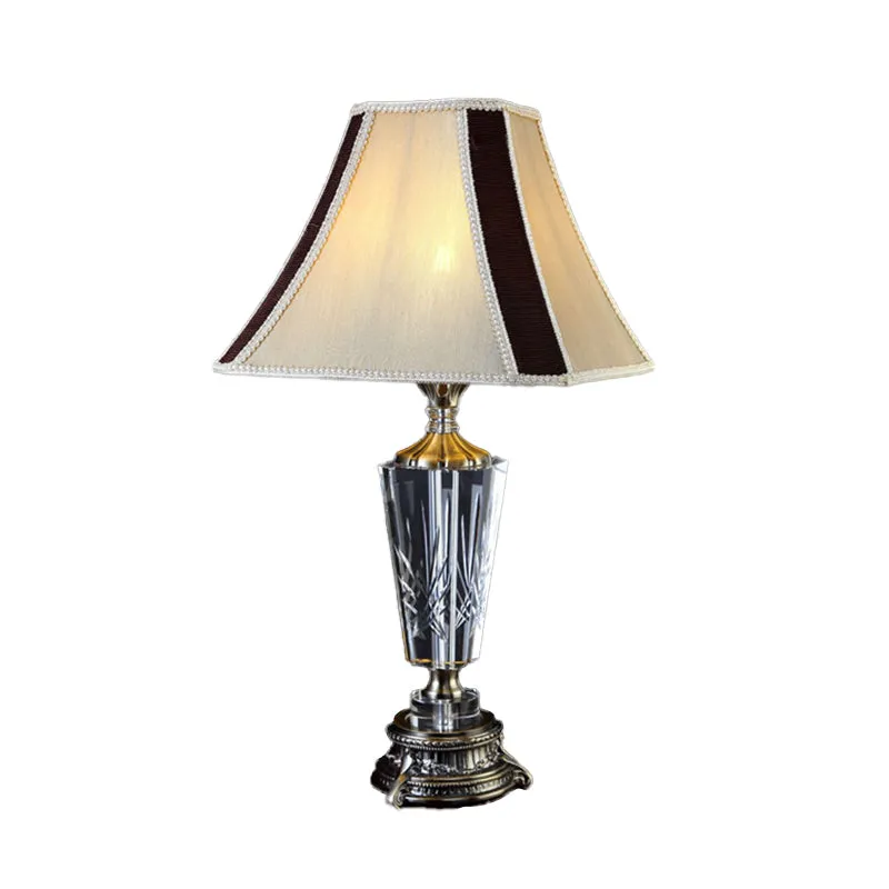 Fabric Bell tafellamp moderne beige bureaulamp met 1 kop en gebeeldhouwde bronzen metalen voet Clearhalo