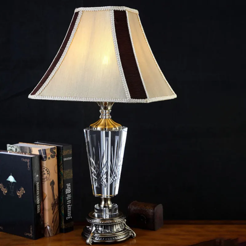 Fabric Bell tafellamp moderne beige bureaulamp met 1 kop en gebeeldhouwde bronzen metalen voet Clearhalo