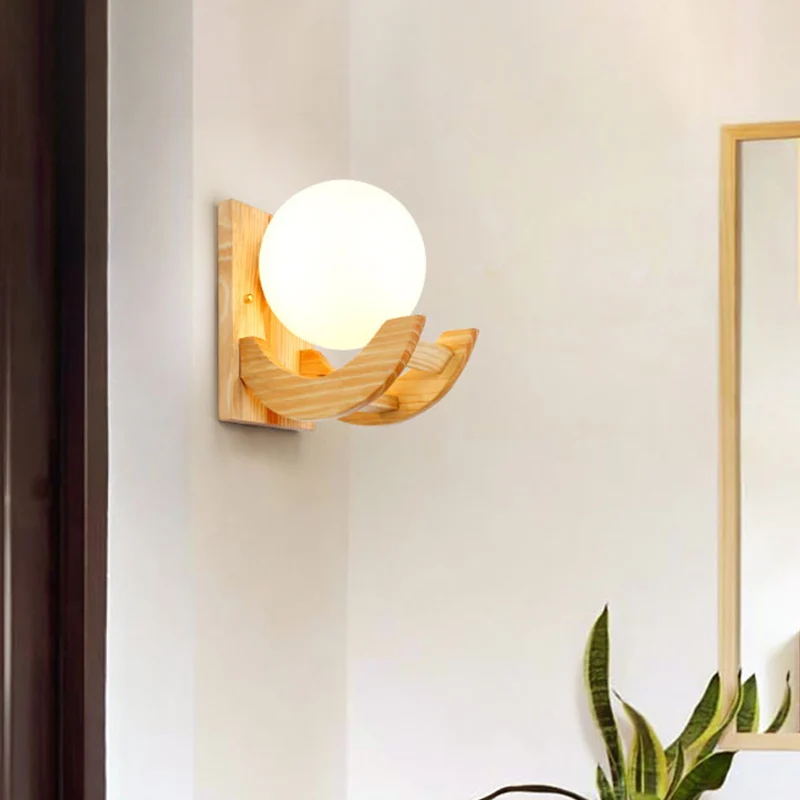 Gebogen arm houten blaker lichtarmatuur modern 1 lamp beige wandgemonteerde lamp met bol witte glazen kap Clearhalo