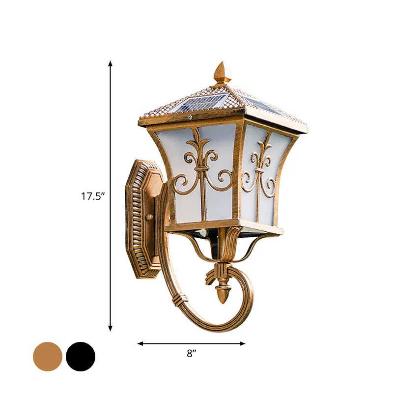 Gebogen lantaarn van mat glas Traditionele patio Kleine/grote LED-wandlamp op zonne-energie zwart/messing Clearhalo