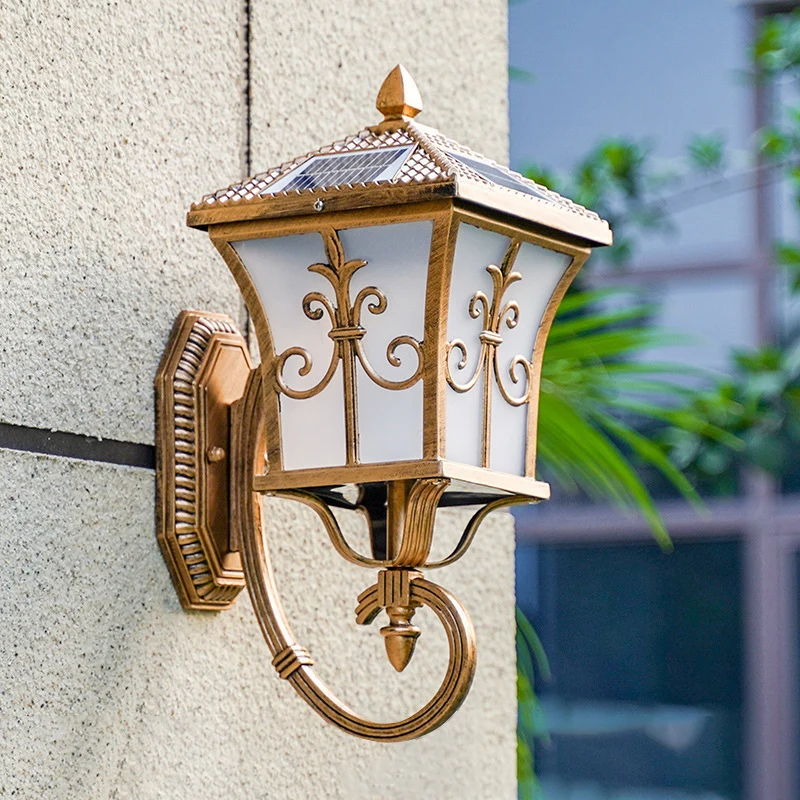 Gebogen lantaarn van mat glas Traditionele patio Kleine/grote LED-wandlamp op zonne-energie zwart/messing Clearhalo