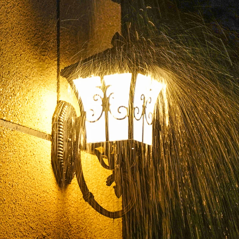 Gebogen lantaarn van mat glas Traditionele patio Kleine/grote LED-wandlamp op zonne-energie zwart/messing Clearhalo