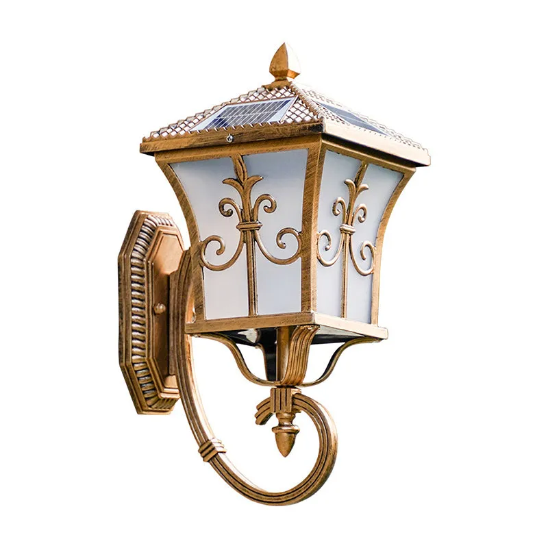 Gebogen lantaarn van mat glas Traditionele patio Kleine/grote LED-wandlamp op zonne-energie zwart/messing Clearhalo