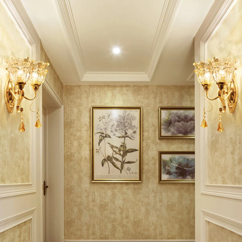 Gebogen wandlamp, eigentijdse metallic gouden wandlamp met geometrische glazen kap Clearhalo