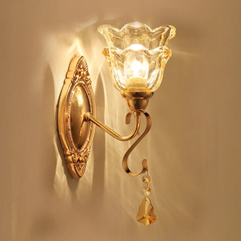 Gebogen wandlamp, eigentijdse metallic gouden wandlamp met geometrische glazen kap Clearhalo