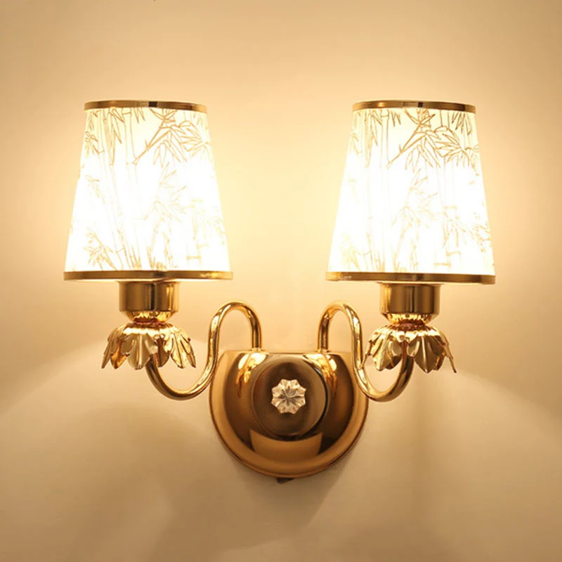 Gebogen wandlamp, eigentijdse metallic gouden wandlamp met geometrische glazen kap Clearhalo