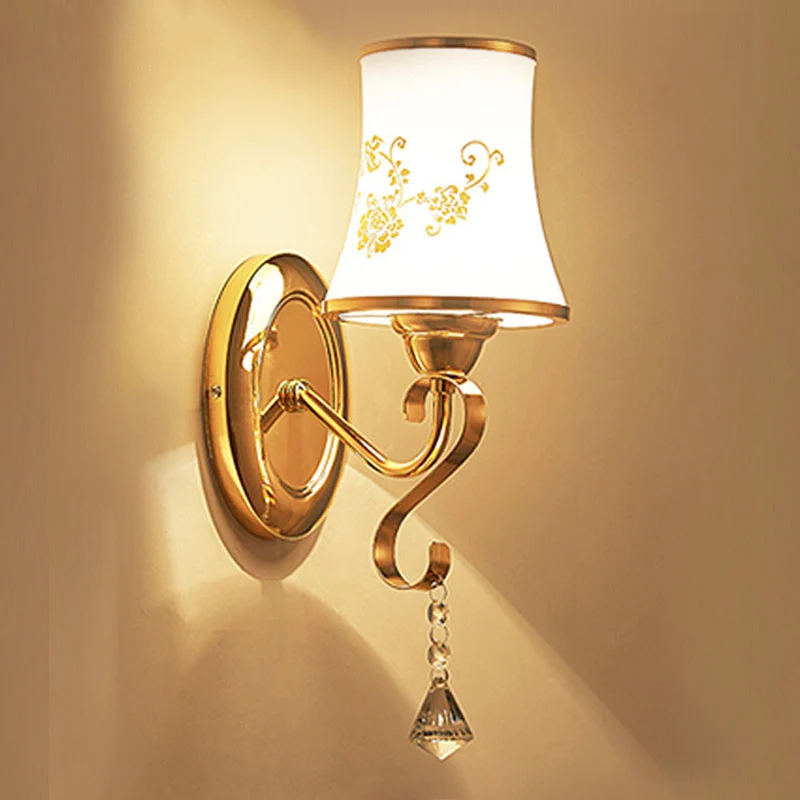 Gebogen wandlamp, eigentijdse metallic gouden wandlamp met geometrische glazen kap Clearhalo
