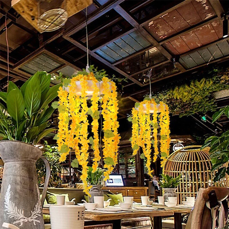 Gele hanglamp met 1 kop en hangende industriële metalen donut met bloemendeco van PVC Clearhalo
