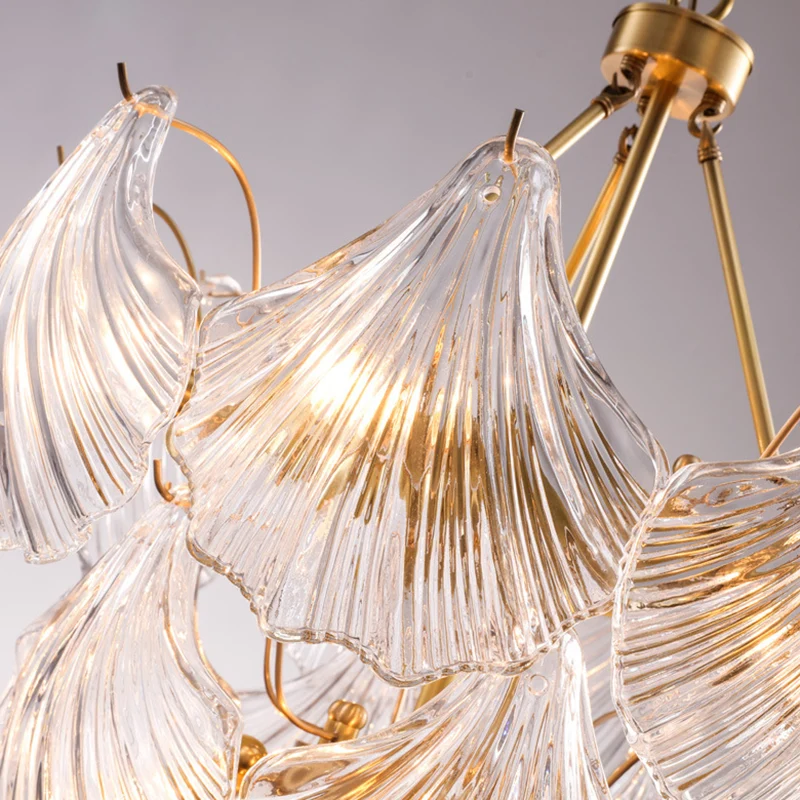 Geschulpte kroonluchter, lichte eenvoud, geribbeld glas, gouden hanglamp Clearhalo