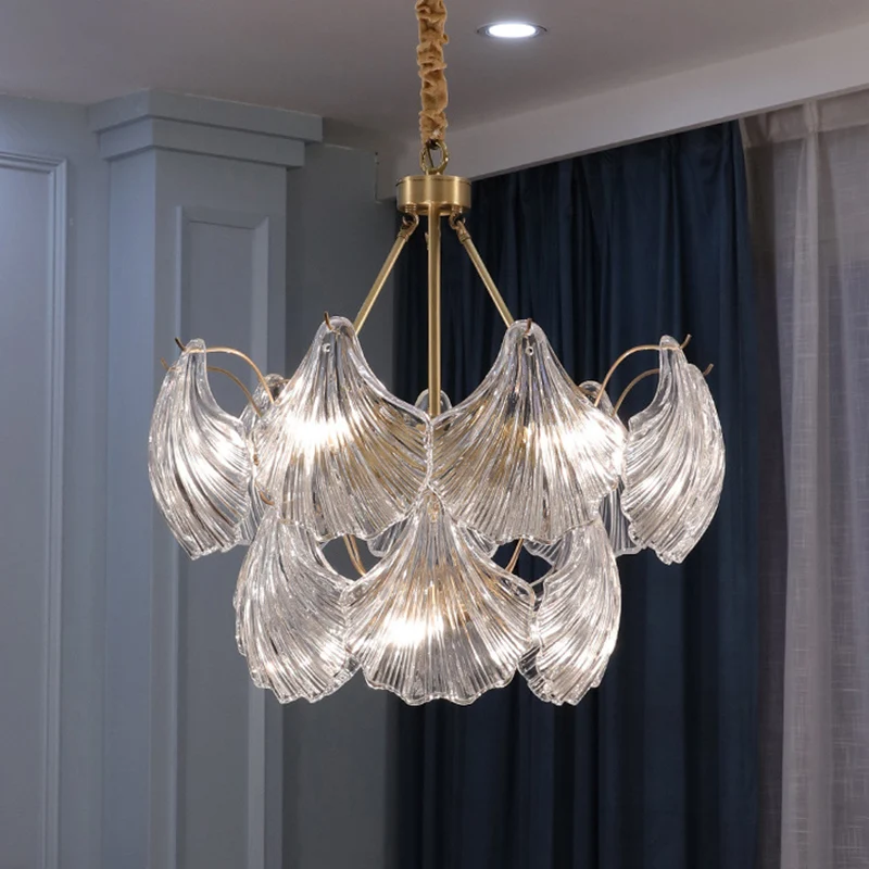 Geschulpte kroonluchter, lichte eenvoud, geribbeld glas, gouden hanglamp Clearhalo